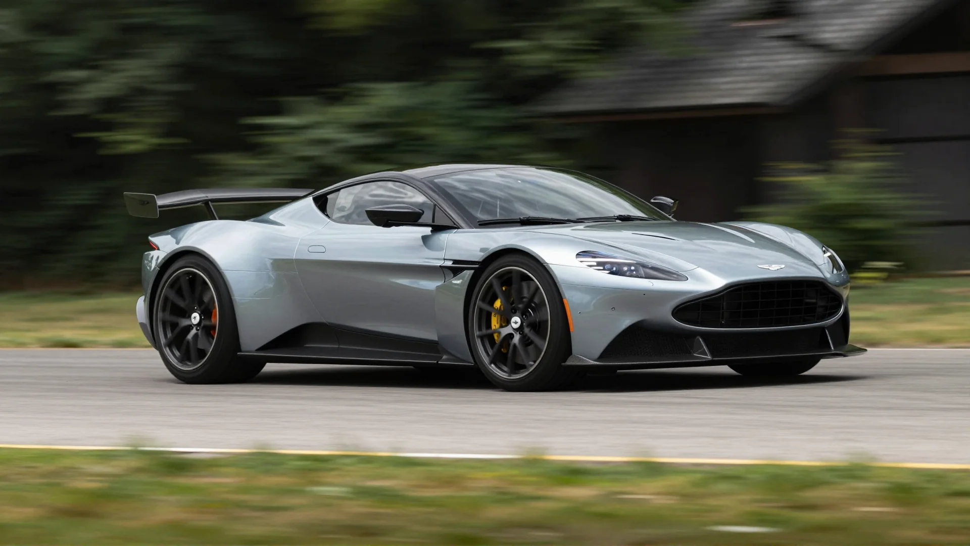 Aston Martin Valhalla: O Desafio dos Carros Britânicos no Brasil